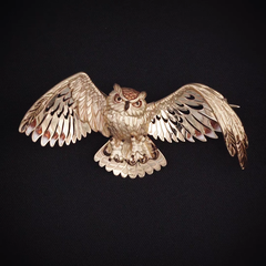 4-0181-00-000-1110-59-brosh-filin-s-raspravlennymi-krylyami-iz-zolota-s-ehmalyu