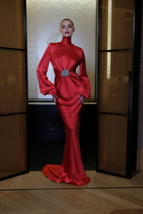 Платье с закрытым декольте и драпировкой