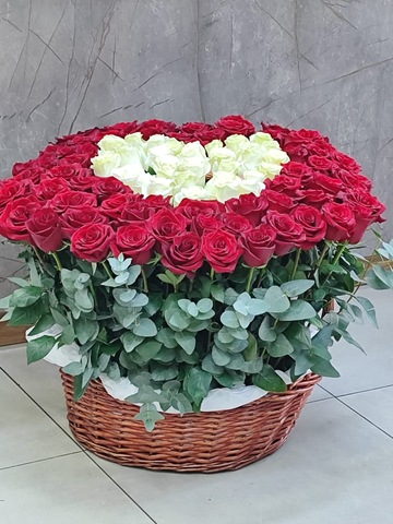 Розы в корзине