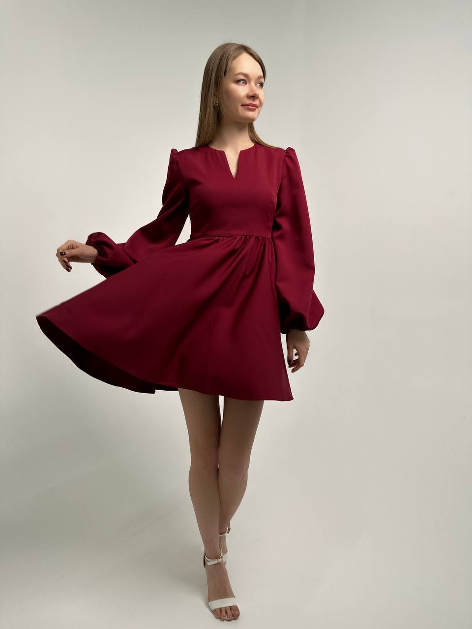 Нарядное трикотажное платье с объемными рукавами (бордовый)