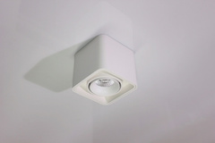 Белые светильники для натяжных потолков фото