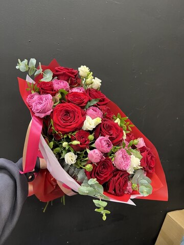 Букет в розово-красном оттенке из микса роз