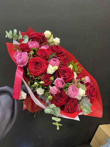 Букет в розово-красном оттенке из микса роз