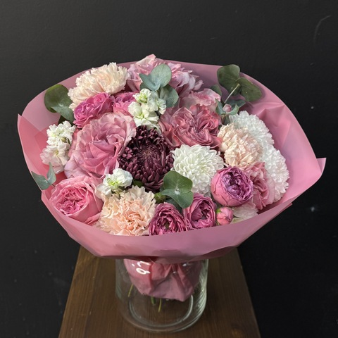 Букет из микса роз, хризантем и диантусов