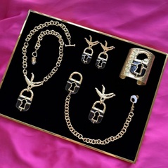 Колье ЗАМОК в клюве птицы в стиле Schiaparelli с черной эмалью