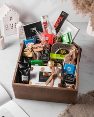 Подарочный набор сладостей в деревянном ящике в форме 