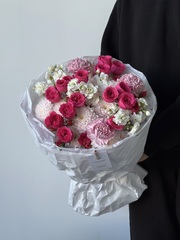 Букет из кустовых роз в ярком оттенке, диантусов, маттиолы и хризантемы