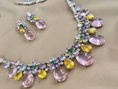 Комплект украшений колье + серьги с розовыми и желтыми камнями