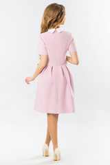 Розовое платье с белым круглым воротником и складами