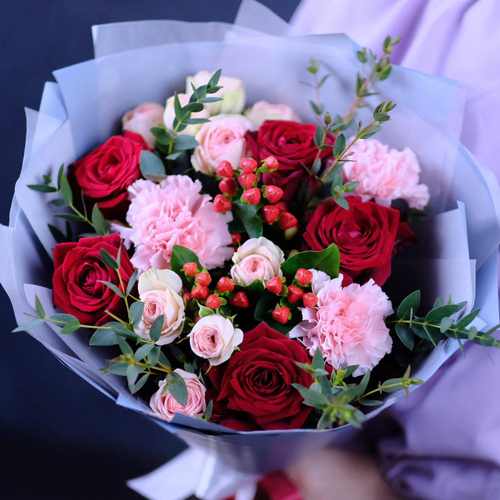 Купить классический недорогой букет с красными и розовыми пионовидными розами Пермь  с доставкой на дом круглосуточно