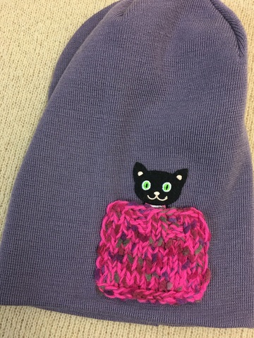Зимняя шапка ANRU с котиком в розовом кармашке - это стильный и теплый головной убор, который станет отличным дополнением к вашему гардеробу.