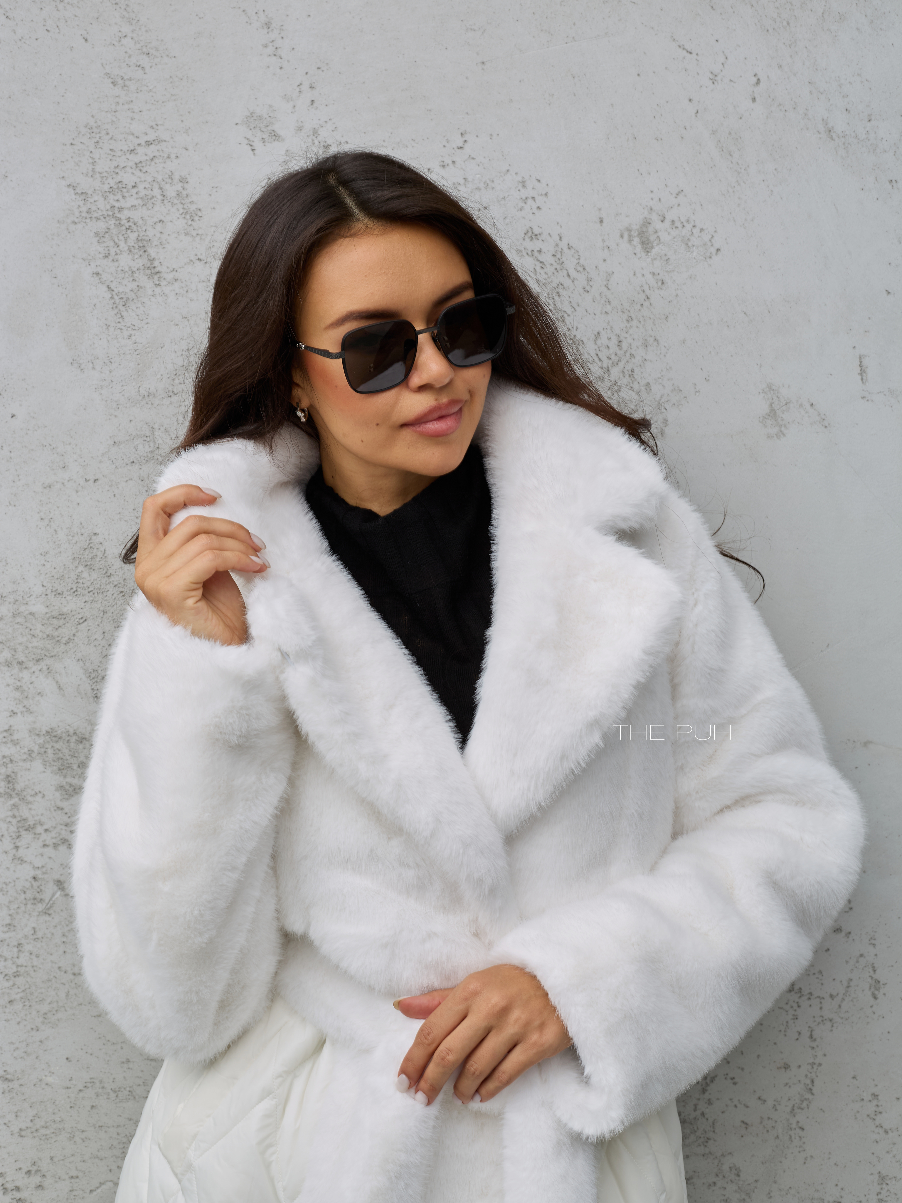 Белый комбинированный пуховик с капюшоном и поясом