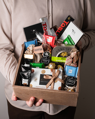 Подарочный набор сладостей в деревянном ящике в форме 