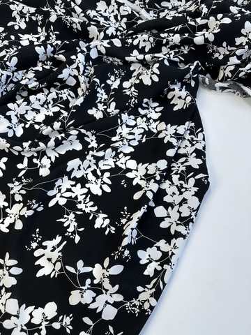 Вискоза штапель Белые цветы на черном фоне