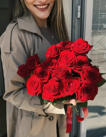Приятный комплимент из 15 роз 70см сорта Red Naomi