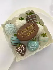 Набор клубники в шоколаде 9 шт (шоколадная табличка с новым годом)