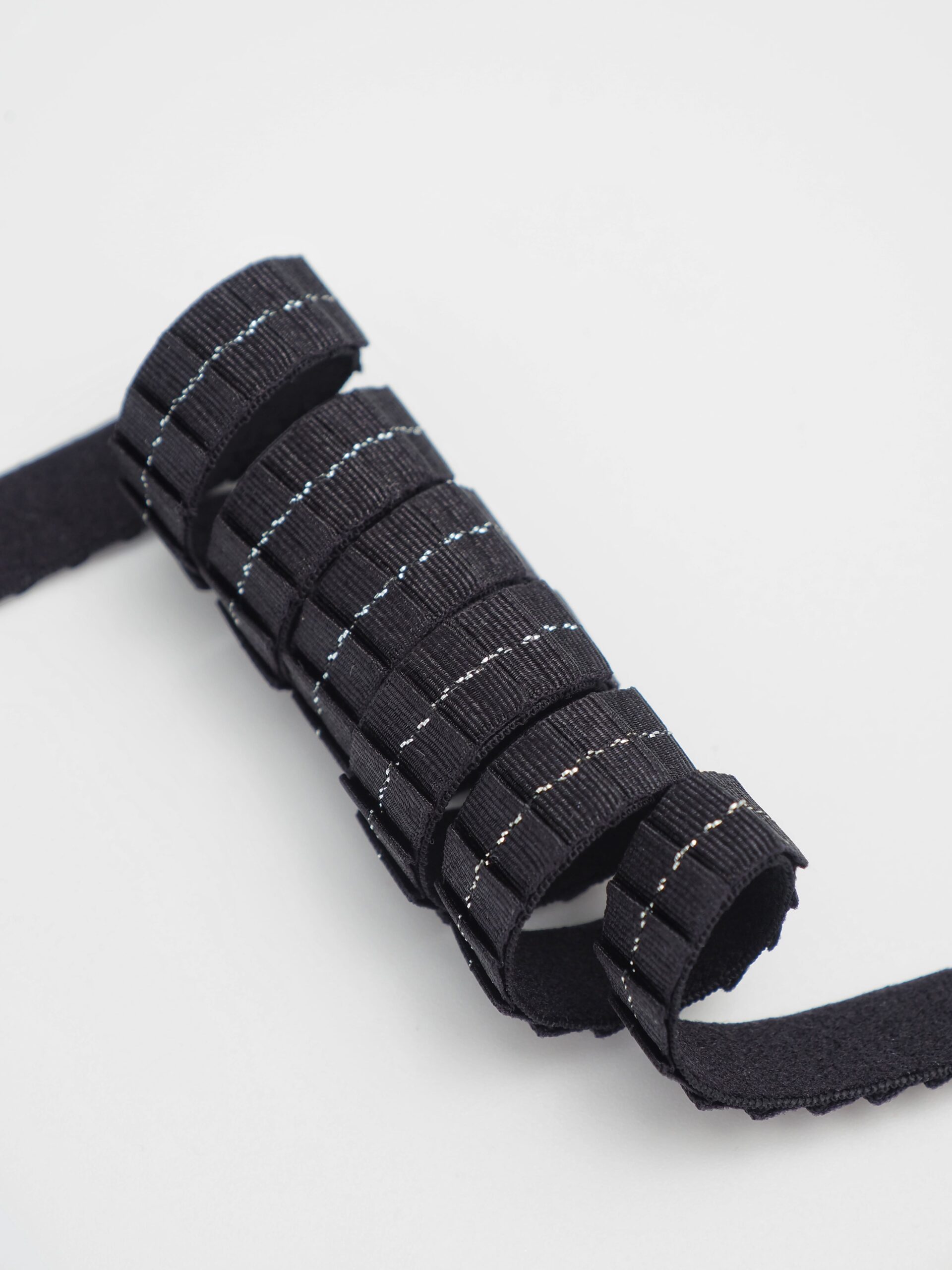 Резинка бретелечная черная матовая с серебристой нитью ширина 10 мм