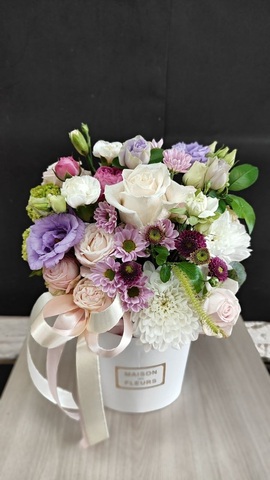 Коробка с розами, эустомой, хризантемами