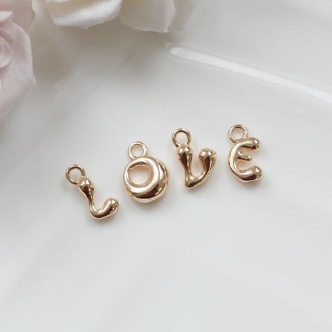 Слово из букв LOVE в позолоте