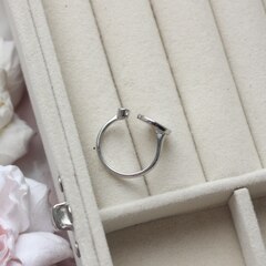 Кольцо Клевер с фианитом и перламутром, родий Д047