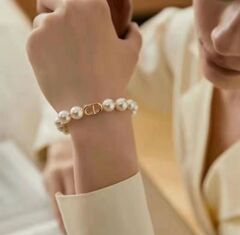 braslet-cdior-iz-zhemchuga-s-podveskoj-logo