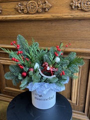 Композиция из хвои с новогодней игрушкой