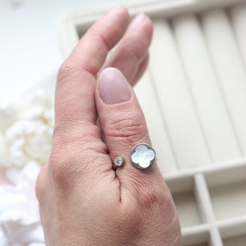 Кольцо Клевер с фианитом и перламутром, родий Д047