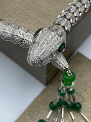 85021 - Колье ГОЛОВА ЗМЕИ из стали с подвеской кисточкой с изумрудными фианитами, коллекция SERPENTI