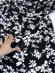 Вискоза штапель Белые цветы на черном фоне