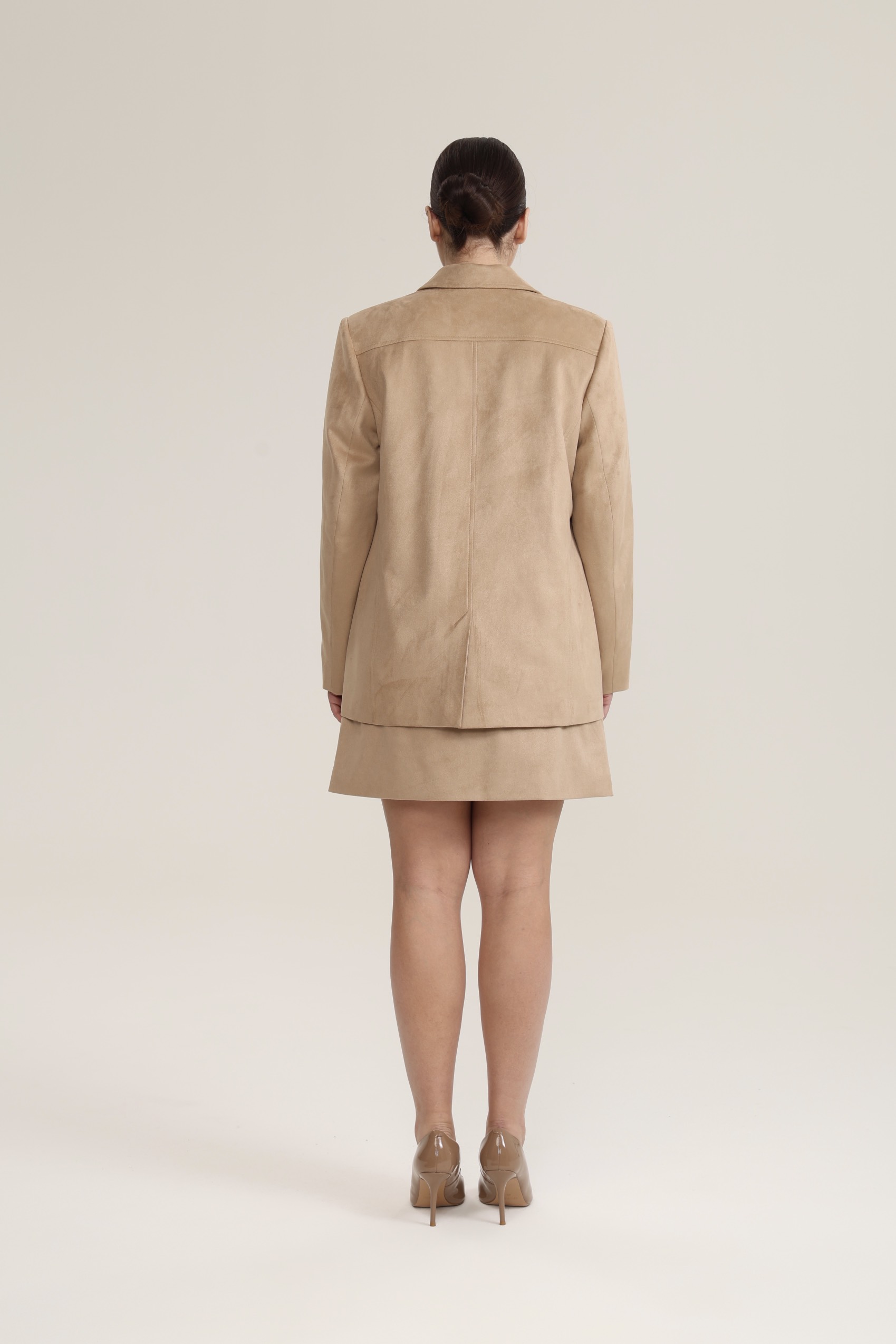 Жакет однобортный из экозамши, песочный