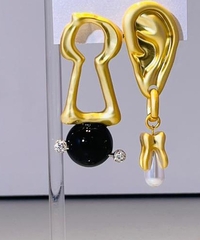 Стильные, ассиметричные серьги KEYHOLE & EAR ( ухо + замочная скважина) в стиле Schiaparelli