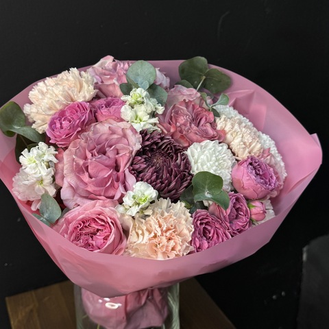 Букет из микса роз, хризантем и диантусов