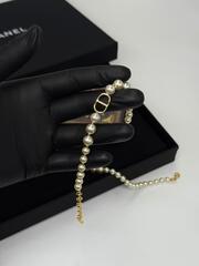 braslet-cdior-iz-zhemchuga-s-podveskoj-logo