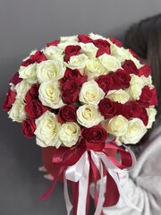 Коробка из 101 красной и белой розы (Кения 40 см)