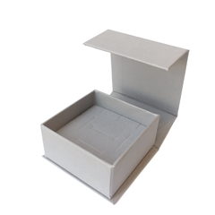 Коробка серая, с магнитным закрыванием, с серым вклашышем