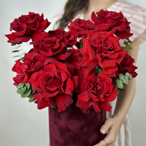 Букет 15 красных французских роз в шляпной коробке