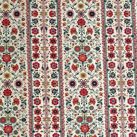 В ПУТИ, КАЙМА, КРАСНЫЕ УЗОРЫ НА МОЛОЧНОМ ФОНЕ