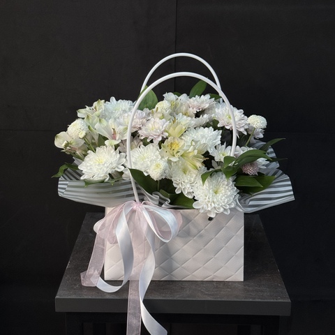 Сумочка с хризантемой и альстромерией