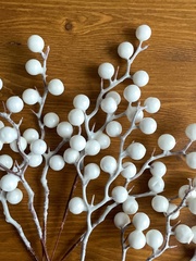 Ягоды БЕЛЫЕ искусственные на ветке, 10 ягод на ветке, гроздь 25 см., набор 10 шт.