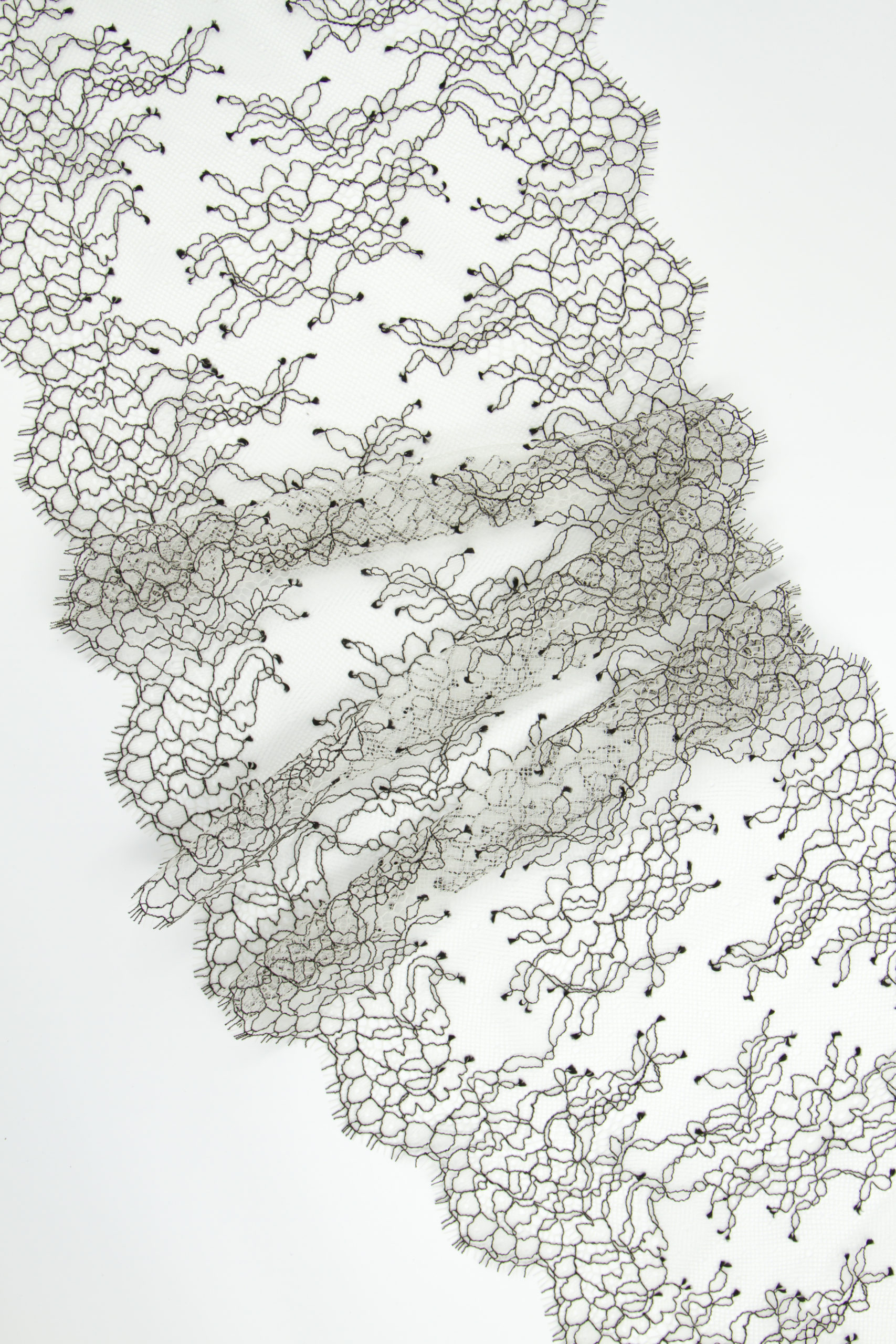 Кружево шантильи экрю с черной нитью ширина 23 см длина 1.45 м