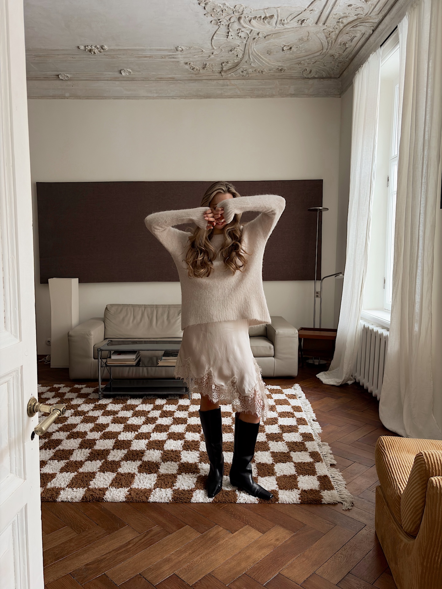 Сорочка с косым краем и широким кружевом