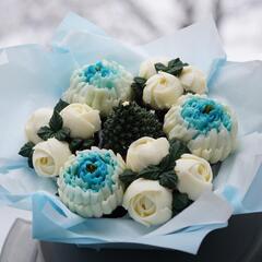 Зимний букет капкейков из нежных хризантем, мини-пионов и ели по центру