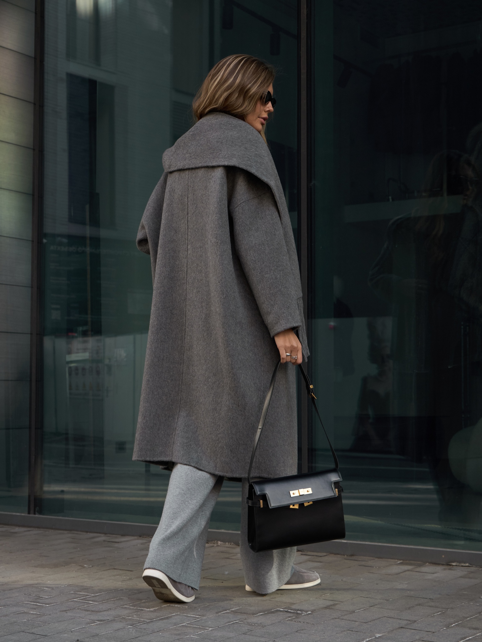 Серое удлиненное пальто с шарфом