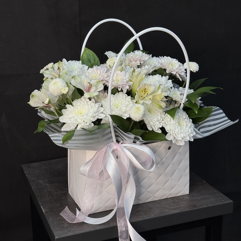 Сумочка с хризантемой и альстромерией