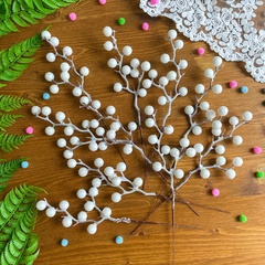 Ягоды БЕЛЫЕ искусственные на ветке, 10 ягод на ветке, гроздь 25 см., набор 10 шт.