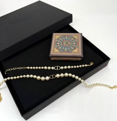 braslet-cdior-iz-zhemchuga-s-podveskoj-logo