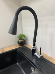 Смеситель для кухни с гибким изливом черный + хром