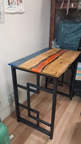 Эксклюзивный офисный стол из натурального дуба и эпоксидной смолы 