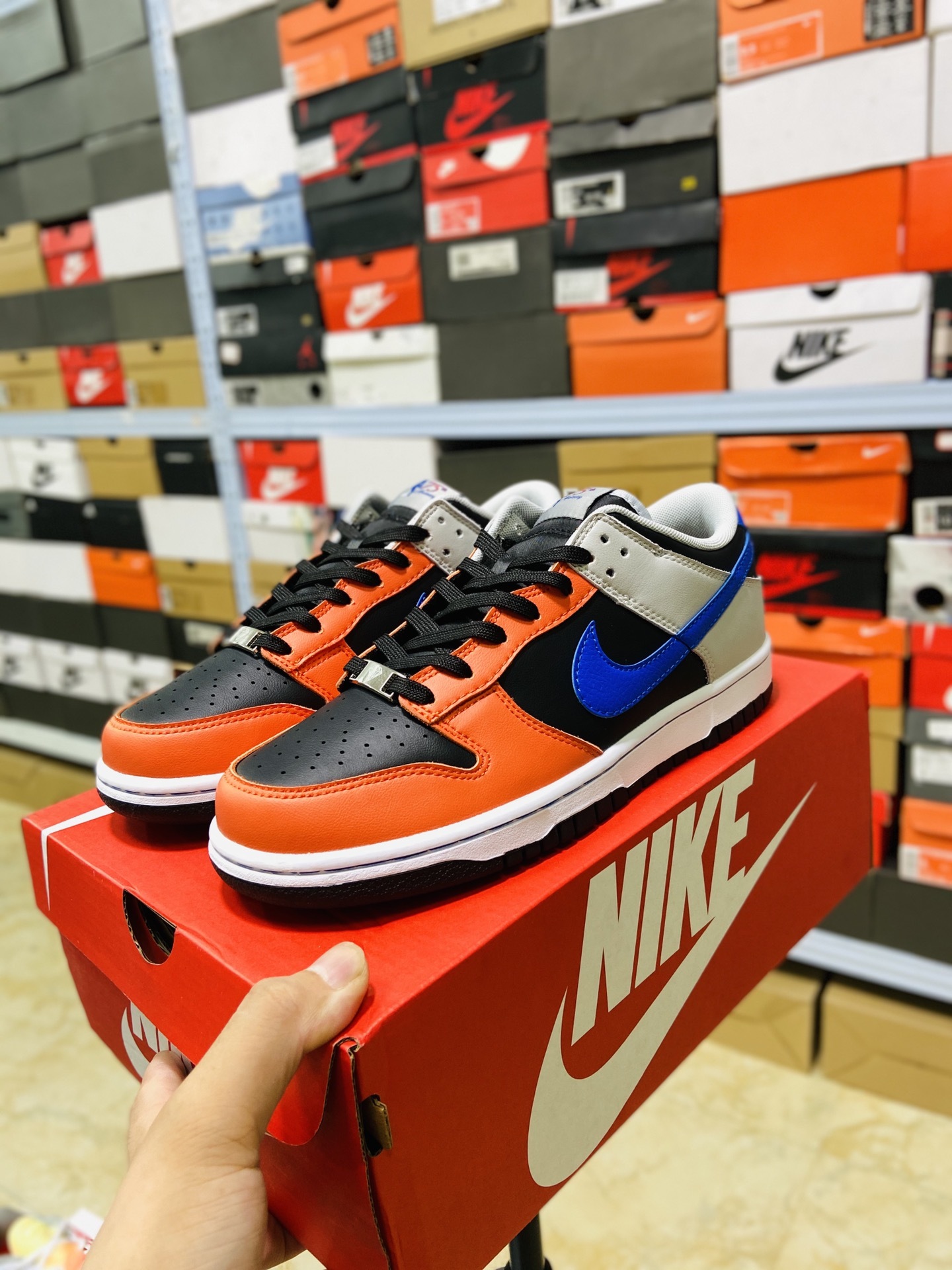 nike dunk low emb knicks