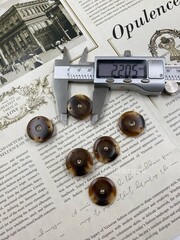 Кнопки пришивные темно-коричневые под рог с бежевыми прожилками